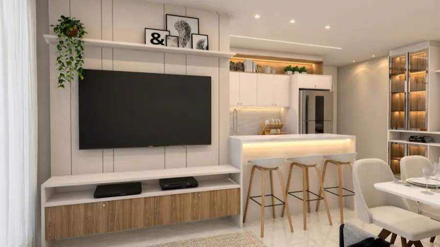 Sala com painel branco ripado para TV, prateleira com quadros e vista para bancada de cozinha com banquetas de madeira.