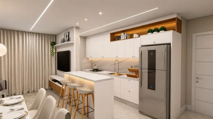 Cozinha branca com bancada de mármore, cooktop, geladeira em inox e nicho de madeira iluminado sobre os armários.