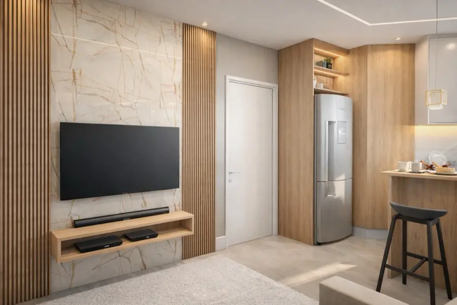 Painel de TV em porcelanato branco com veios dourados e ripado de madeira.