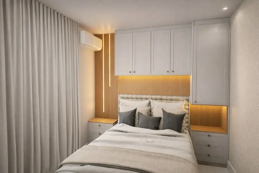 Quarto compacto com armários brancos, nicho em madeira com fita de LED e cabeceira estofada capitonê.