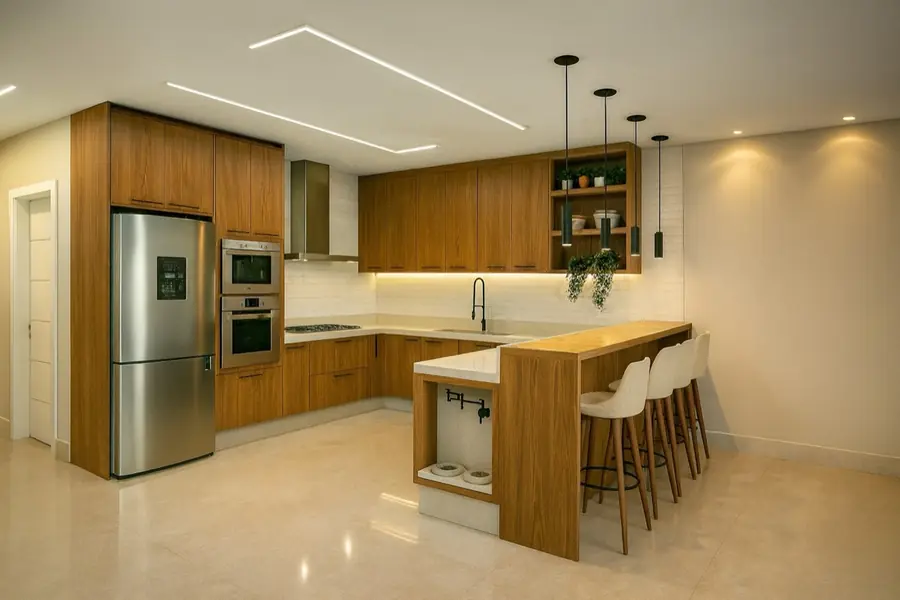 Cozinha planejada em tom castanho, com ilha central, coifa embutida e réguas de luz no teto.