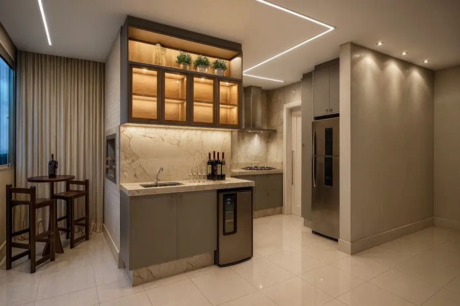Cozinha com bancada em mármore veiado, armários com vidro iluminado e geladeira multidoor em inox.